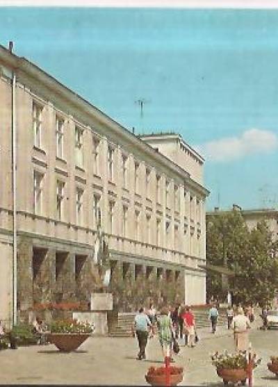 fot. j. siudecki - Mielec - ulica 22 Lipca, z lewej Dom Kultury