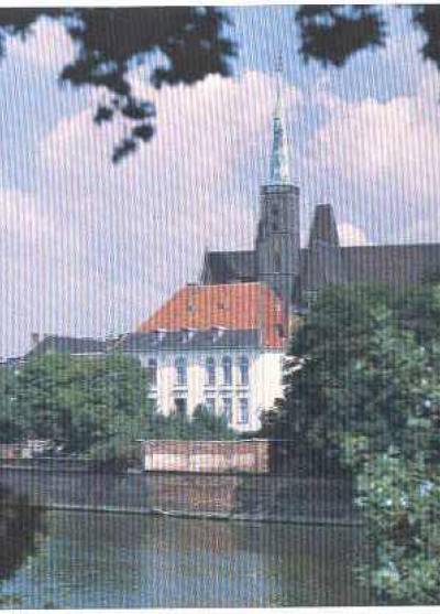fot. A. SAtachurski - Wrocław - widok znad Odry - Ostrów Tumski, w głębi gotycki kościół św. Krzyża
