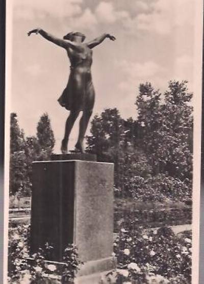fot. E. Falkowski - Warszawa - statua tancerki w Parku Skaryszewskim