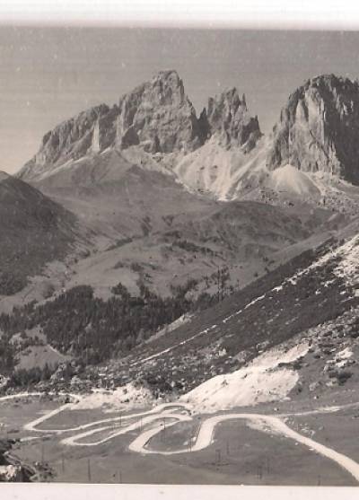 Strada delle Dolomiti - Passo Pordoi , il gruppo del Sassolungo