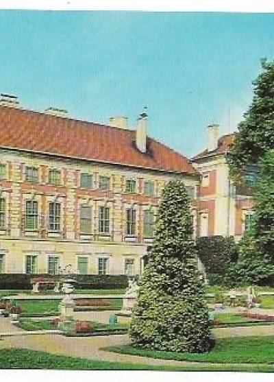 fot. T. Biliński - Łańcut. Muzeum - zamek z XVII w. Elewacja od strony ogrodu włoskiego  (1969)
