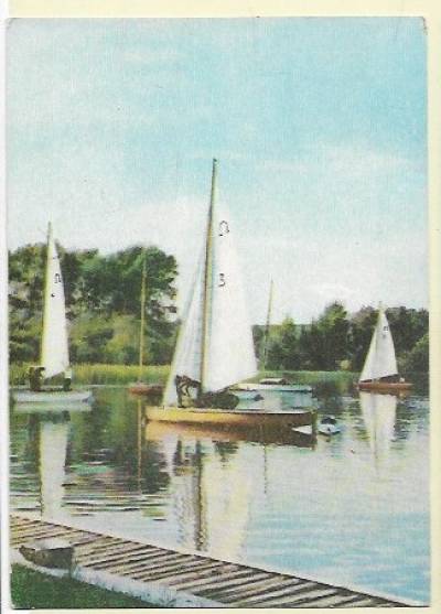 fot. E. Czapliński - Stary Folwark. Jachty typu Omega na przystani żeglarskiej (1965)
