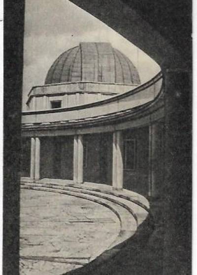 fot. E. Gazda - Planetarium i obserwatowium astronomiczne im. M. Kopernika w Katowicach - fragment dziedzińca (1959)