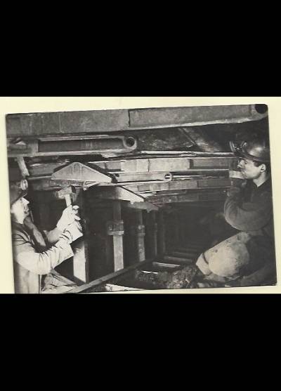 fot. L. Pytrus - Nowe górnictwo. Stawianie obudowy stalowej w ścianie kombajnowej (1965)