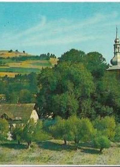fot. S. Jabłońska - Niedźwiedź (pow. limanowski). Fragment miejscowości z zabytkowym kościołem (1977)