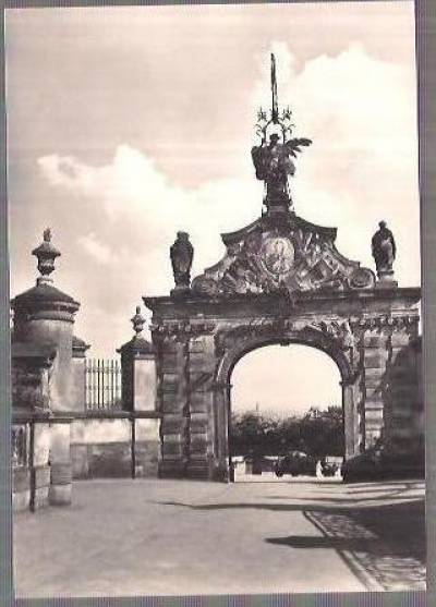 fot. t. hermańczyk - Częstochowa, Jasna Góra - barokowa brama klasztorna z xviii w.