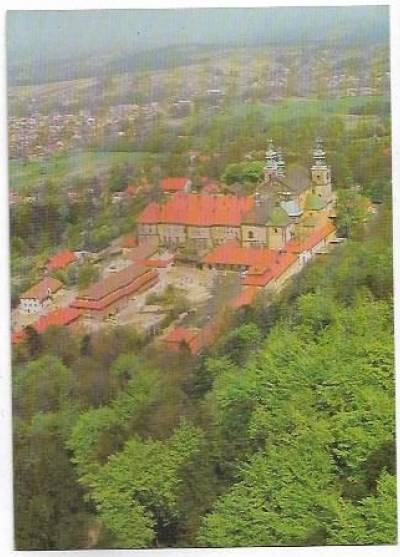 fot. L. Zielaskowski - Kalwaria Zebrzydowska - kościół i klasztor bernardynów z lotu ptaka (1986)
