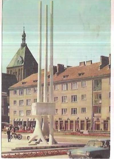 fot. R. Czapliński - Koszalin - Fragment placu Bojowników PPR - pomnik XX-lecia (1969)