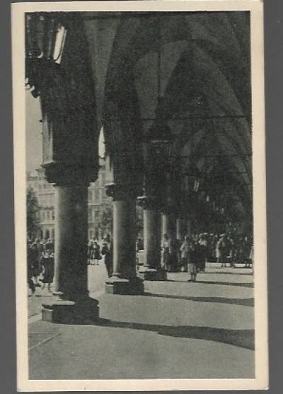 fot. R. Wionczek - Kraków - podcienia Sukiennic (1951)
