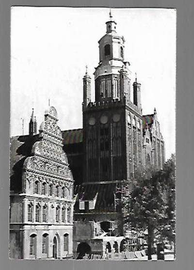 fot. W. Wojtkiewicz - Stargard. Ratusz i kościół Mariacki (1966)