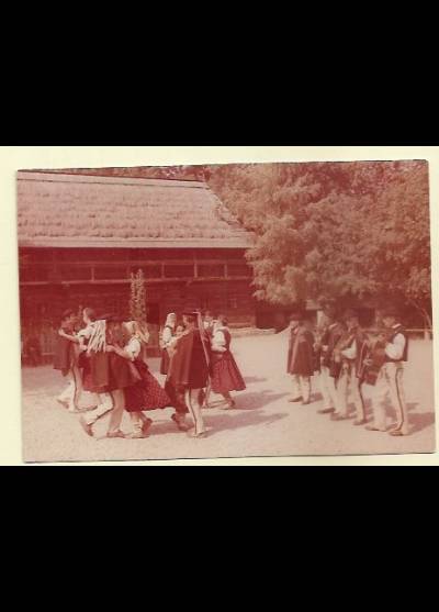 fot. W. Werner - Orawski Park Etnograficzny w Zubrzycy Górnej. Taniec na podwórzu (1976)