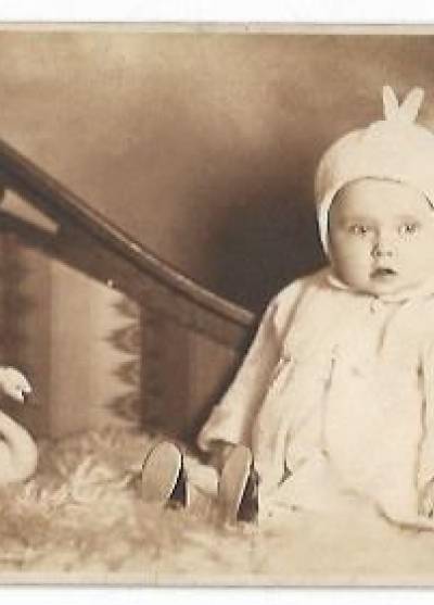 Dziecię na sofie w towarzystwie łabędzia i hm... innego ptaka