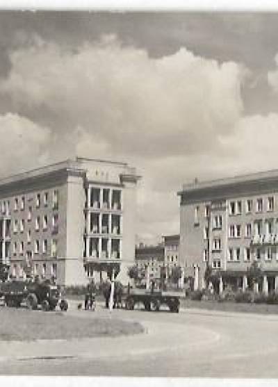 Stalinstadt - die erste sozialistische Stadt Deutschlands. John-Schehr-Strasse (1960)
