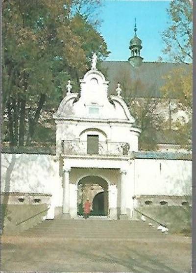 fot. J. Makarewicz - Leżajsk - kościół Bernardynów (1985)