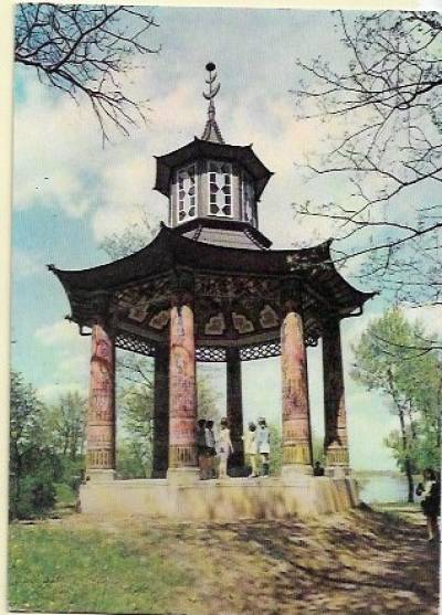 fot. K. Jabłoński - Warszawa - altana chińska w parku wilanowskim (1968)